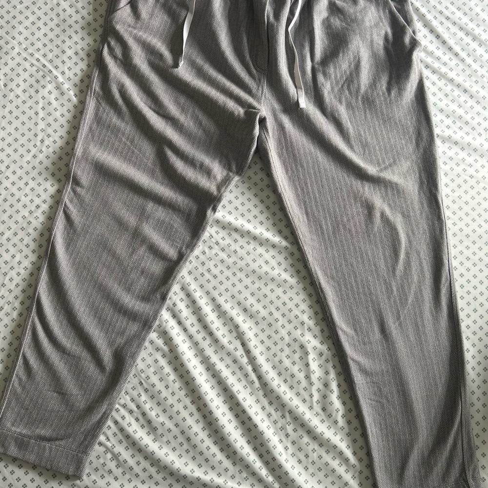 Gorgeous gently used Lululemon cropped stretch drawstring, trousers.